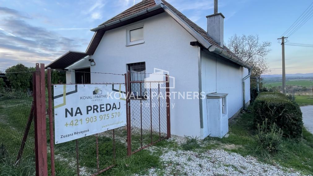 Chatka so záhradou a vinicou - Vráble v časti Horný Dúšnik