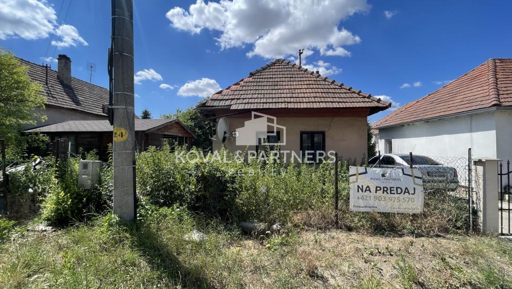 Pozemok so starým domom v Malých Chrášťanoch