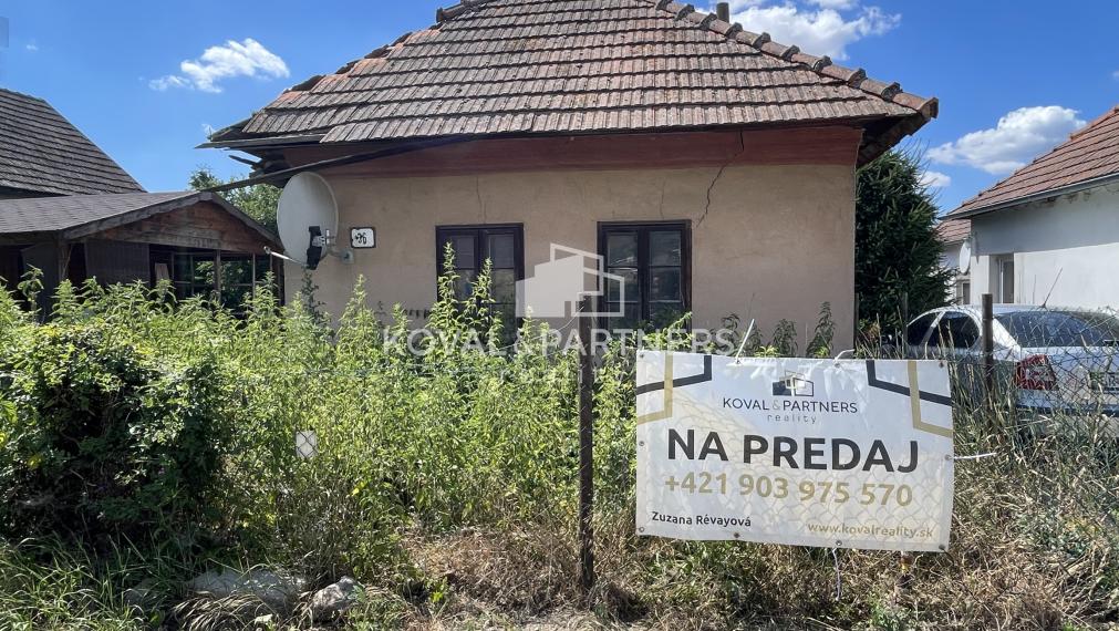 Pozemok so starým domom v Malých Chrášťanoch