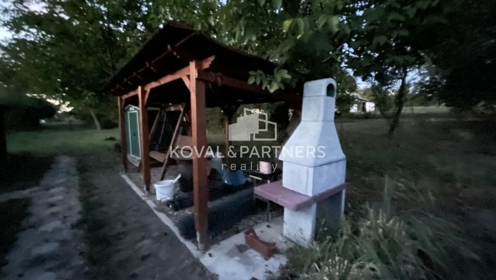 Záhrada s altánkom a chatkou