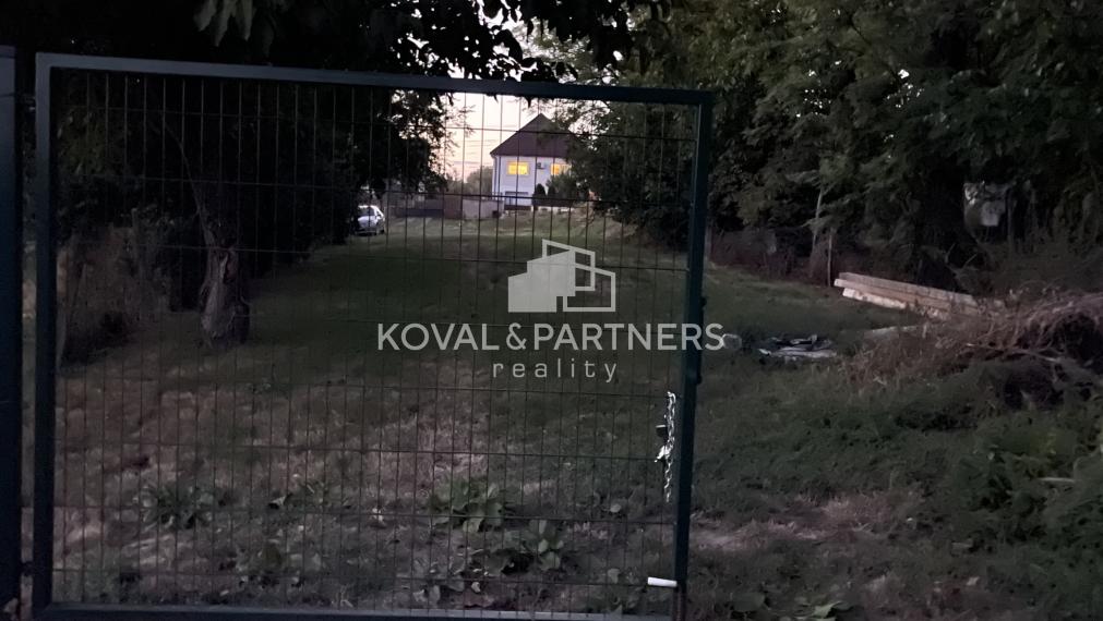 Záhrada s altánkom a chatkou