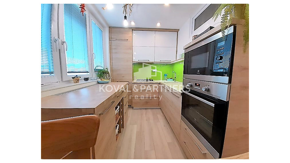 Predáme luxusný kompletne zrekonštruovaný 2-izbový byt v Zlatých Moravciach