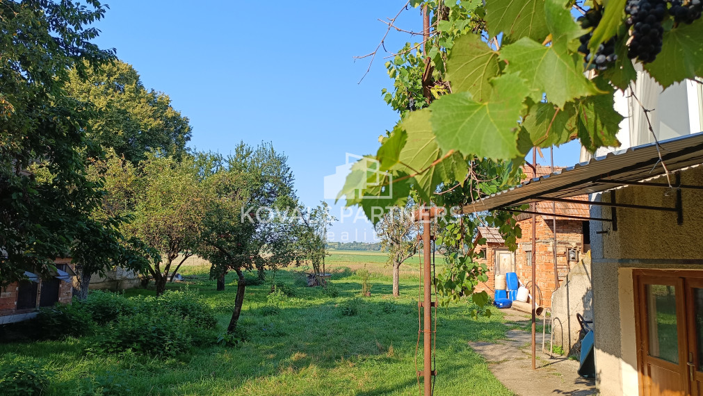 Rodinný dom na 73 á pozemku - Levice - Málaš