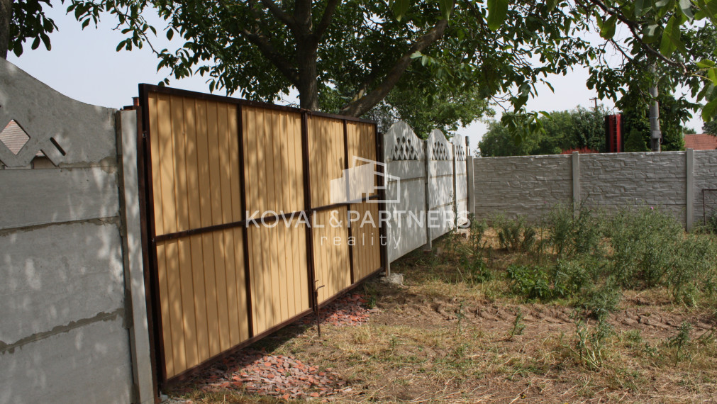 Rodinný dom na 73 á pozemku - Levice - Málaš