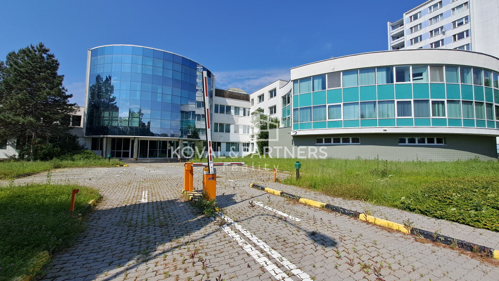 Koval & partners ponúka  na predaj  administratívnu budovu v Nitre