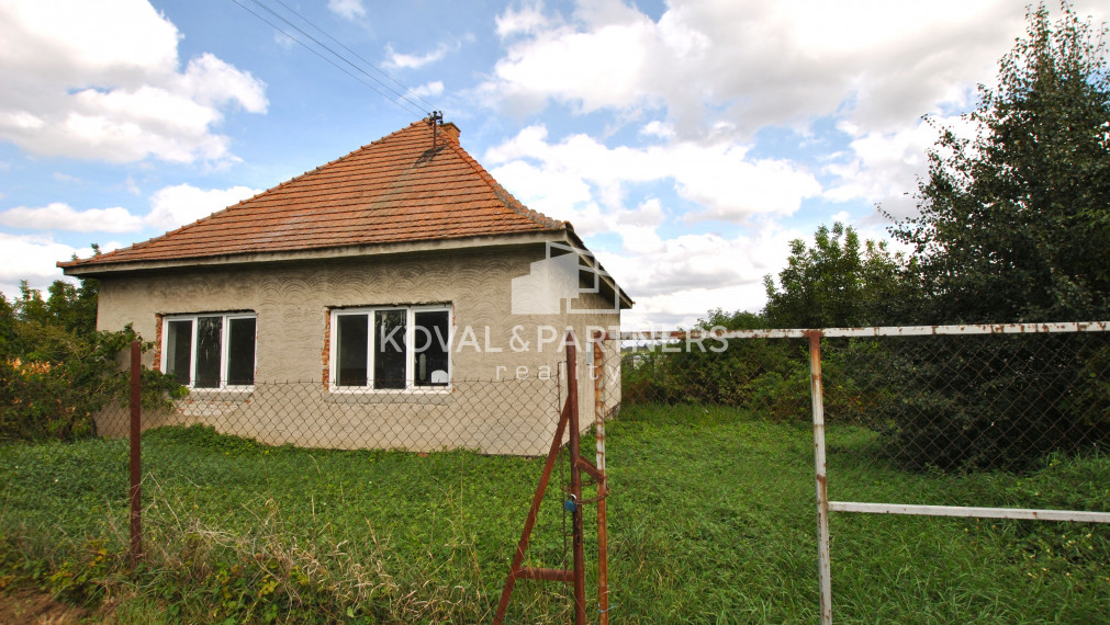 Koval & partners ponúka na predaj rodinný dom s veľkým pozemkom v obci Svätoplukovo