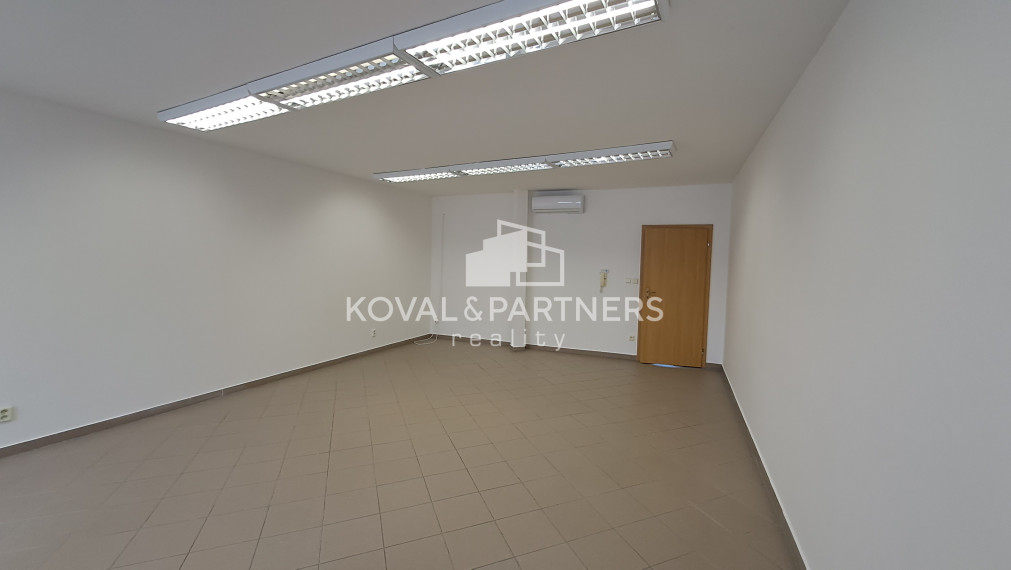 Na prenájom kancelária 42 m2, Nitra - centrum