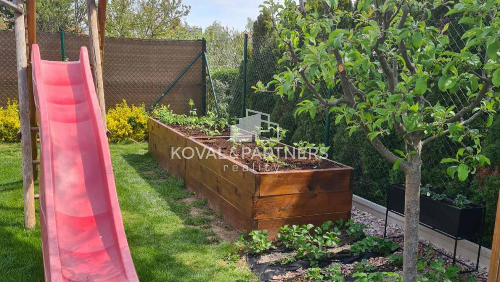 Pekná záhrada s domčekom priamo v meste Šaľa