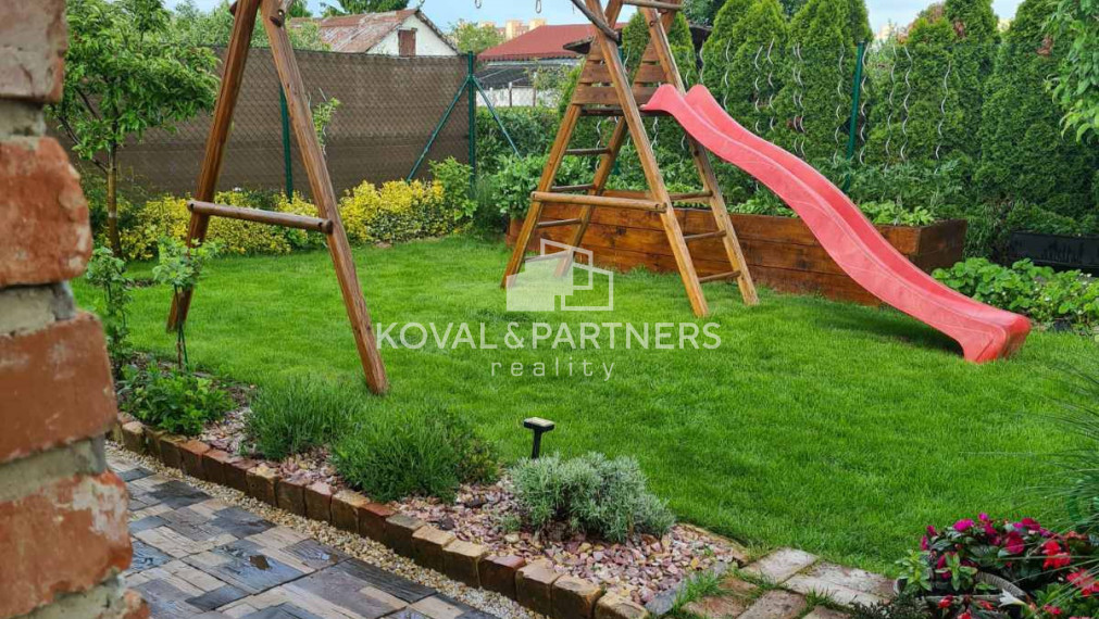 Pekná záhrada s domčekom priamo v meste Šaľa