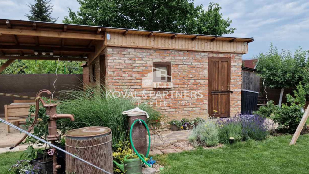 Pekná záhrada s domčekom priamo v meste Šaľa