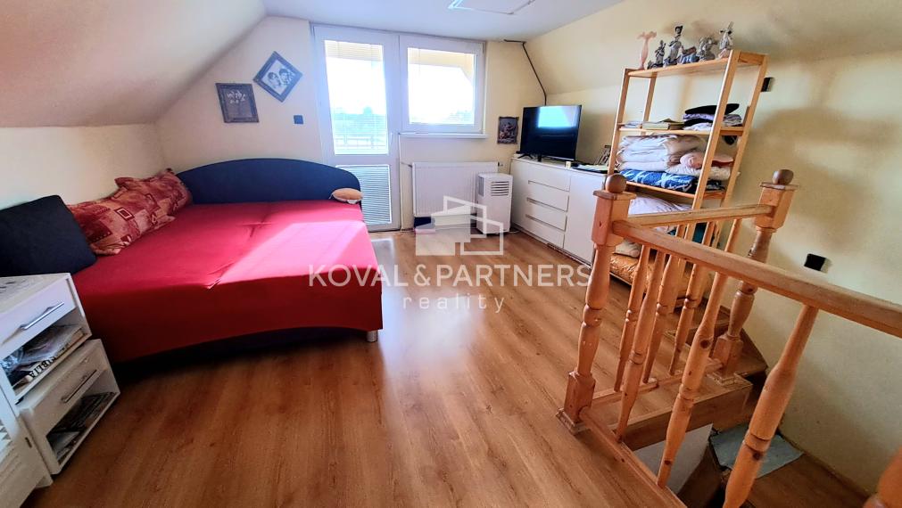 Podkrovná chata/rodinný dom, Párovské Háje, pozemok 700 m2