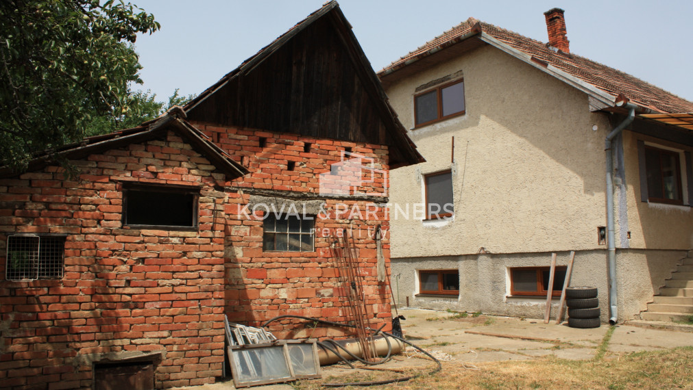 Rodinný dom na 73 á pozemku - Levice - Málaš