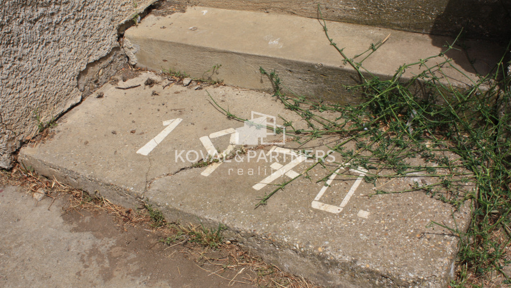 Rodinný dom na 73 á pozemku - Levice - Málaš