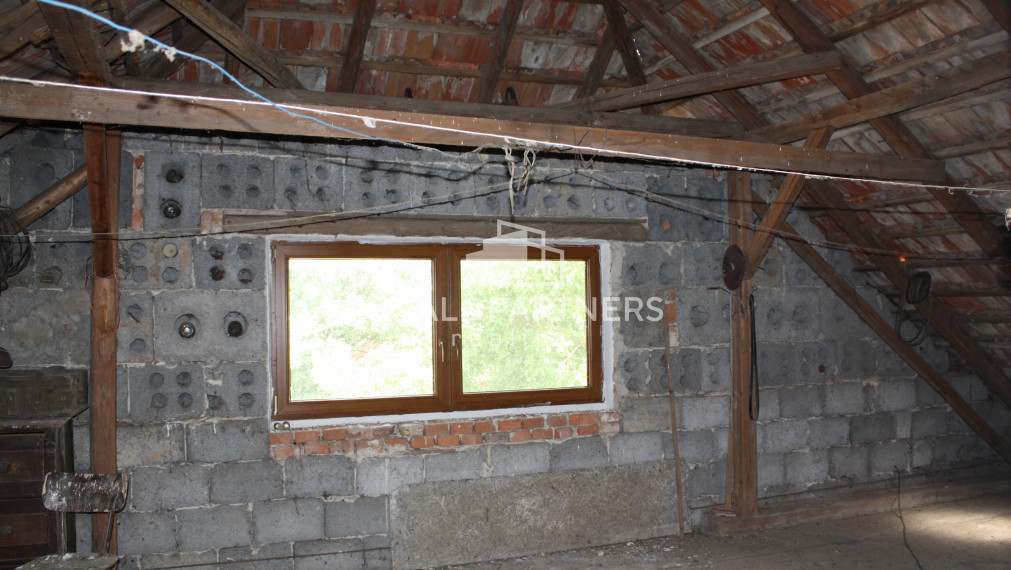 Rodinný dom na 73 á pozemku - Levice - Málaš