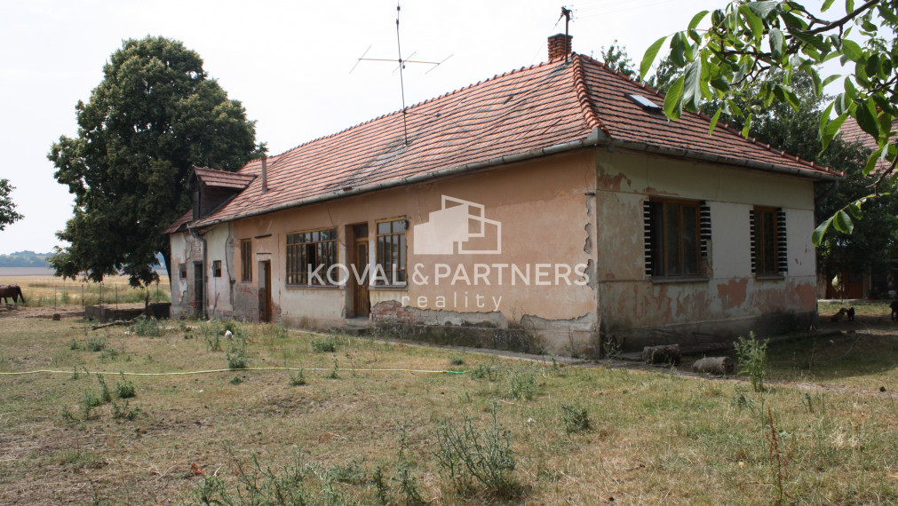 Rodinný dom na 73 á pozemku - Levice - Málaš