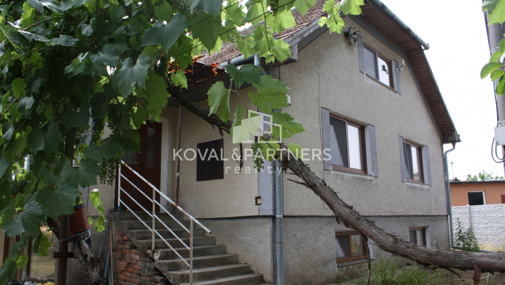 Rodinný dom na 73 á pozemku - Levice - Málaš