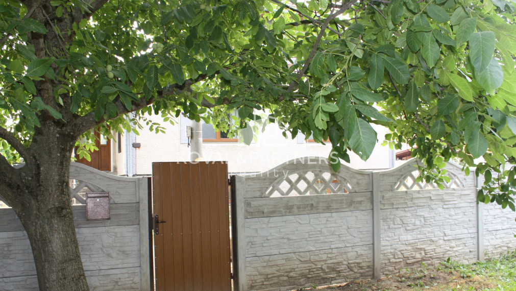 Rodinný dom na 73 á pozemku - Levice - Málaš