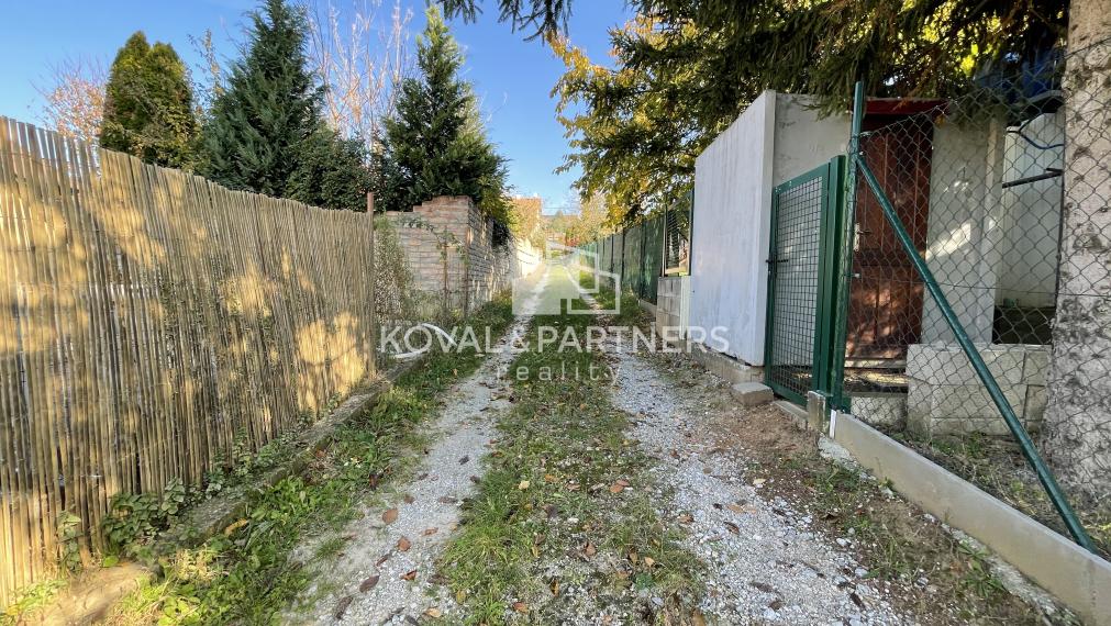 Znížená cena - Stavebný pozemok so záhradnou chatkou v Nitre, Šúdol