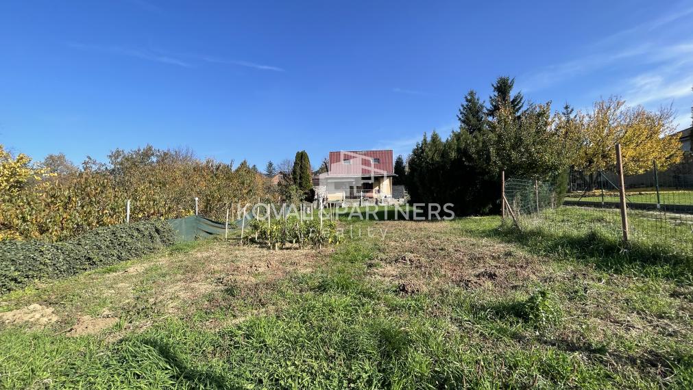 Znížená cena - Stavebný pozemok so záhradnou chatkou v Nitre, Šúdol