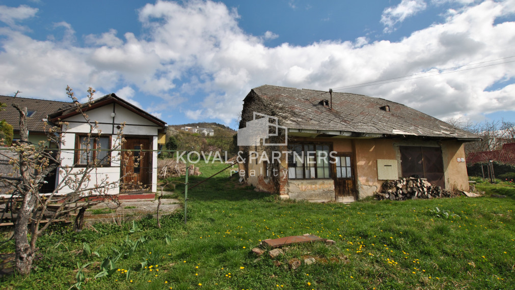 Koval & partners ponúka na predaj pozemok zo starým domom na Zobori
