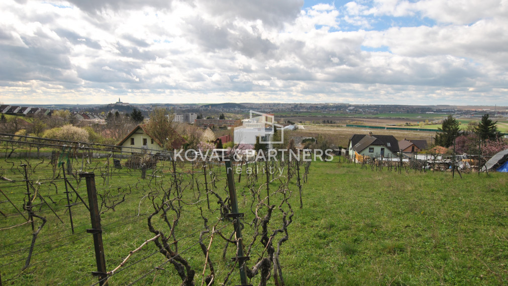 Koval & partners ponúka na predaj pozemok zo starým domom na Zobori