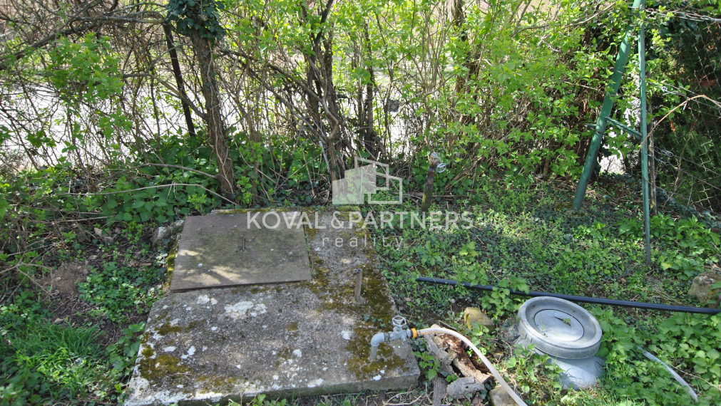 Koval & partners ponúka na predaj pozemok zo starým domom na Zobori