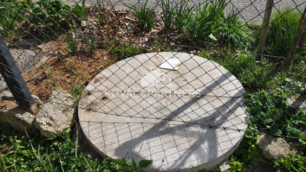 Koval & partners ponúka na predaj pozemok zo starým domom na Zobori