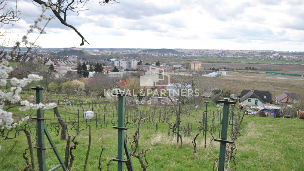 Koval & partners ponúka na predaj pozemok zo starým domom na Zobori