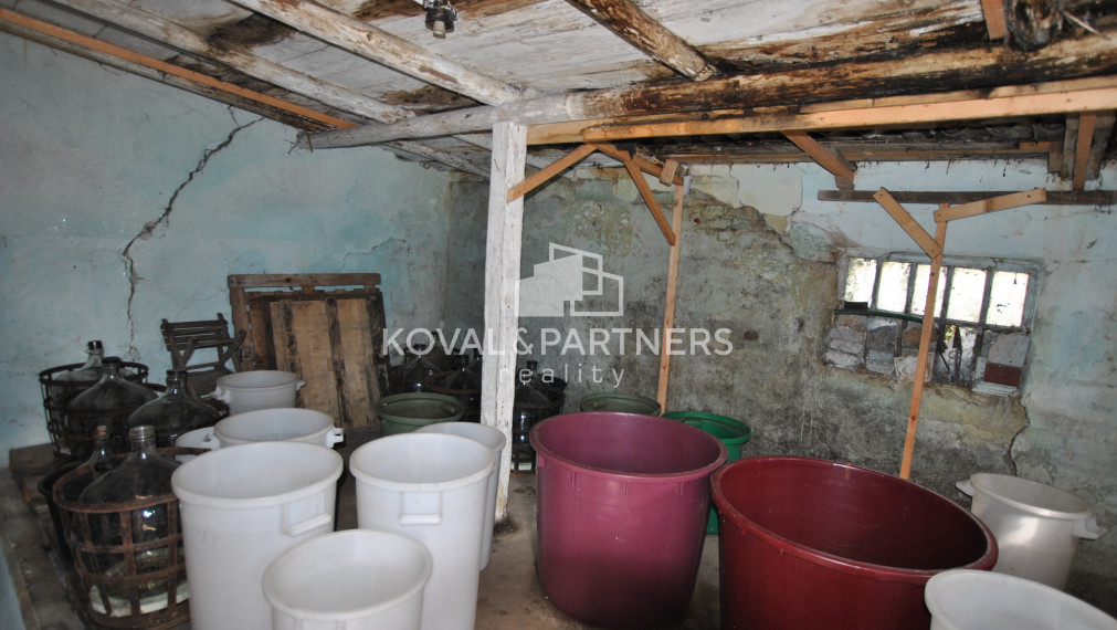 Koval & partners ponúka na predaj pozemok zo starým domom na Zobori