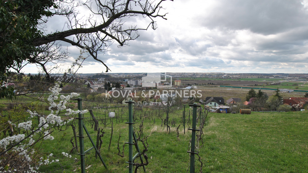 Koval & partners ponúka na predaj pozemok zo starým domom na Zobori