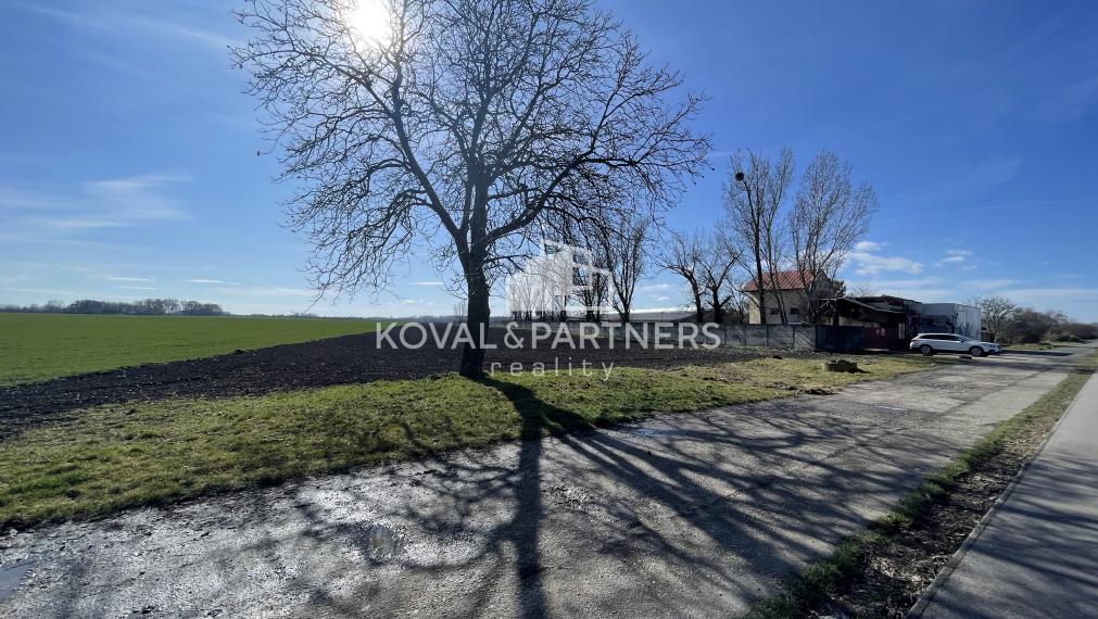 Na predaj pozemok určený na priemyselno - potravinársku výrobu