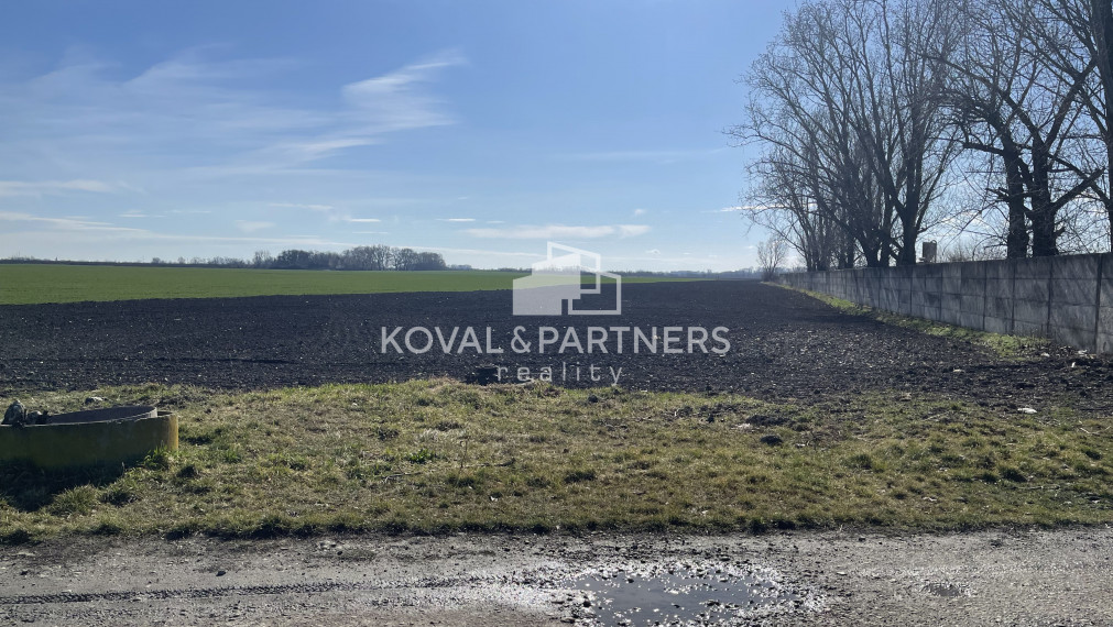 Na predaj pozemok určený na priemyselno - potravinársku výrobu