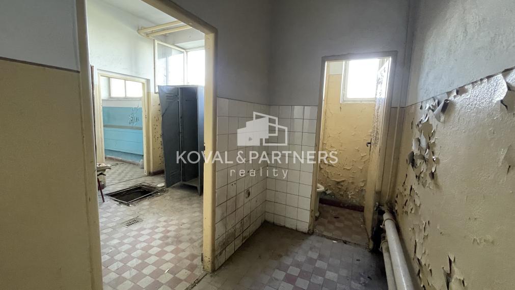 Na predaj priemyselný objekt s pozemkom 21160 m2 cena s DPH