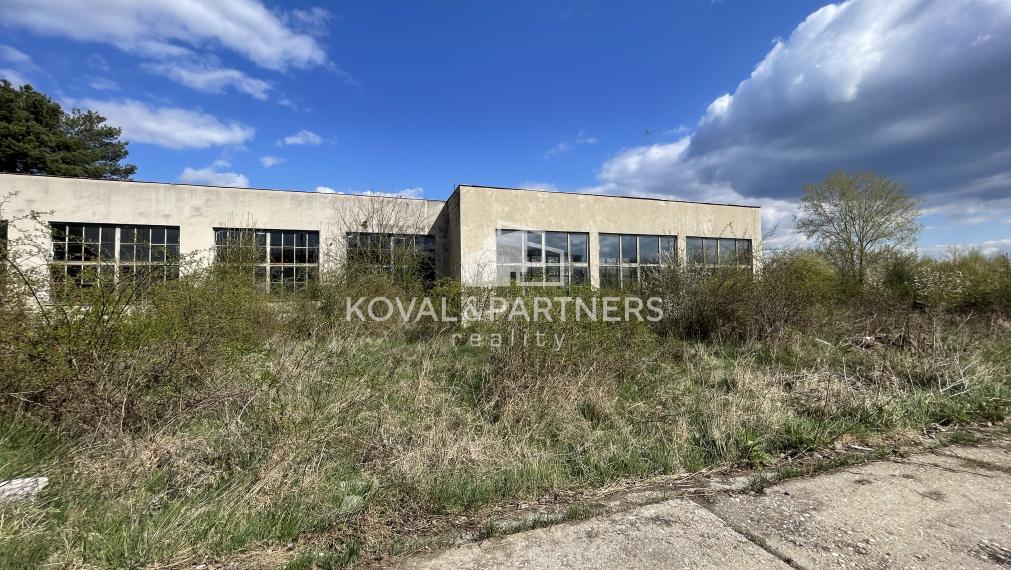 Na predaj priemyselný objekt s pozemkom 21160 m2 cena s DPH