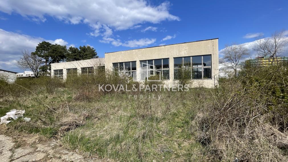 Na predaj priemyselný objekt s pozemkom 21160 m2 cena s DPH