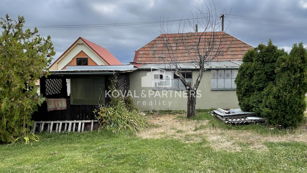 Chatka so záhradou a vinicou - Vráble v časti Horný Dúšnik