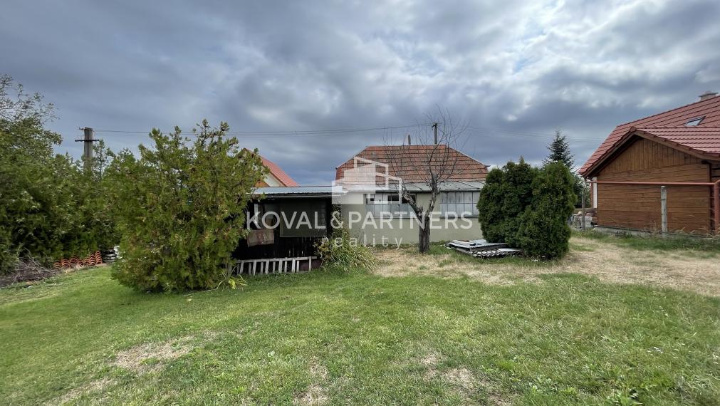 Chatka so záhradou a vinicou - Vráble v časti Horný Dúšnik