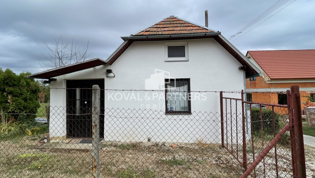 Chatka so záhradou a vinicou - Vráble v časti Horný Dúšnik