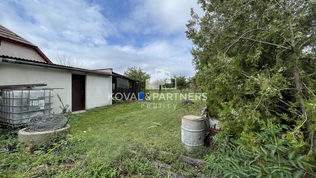 Chatka so záhradou a vinicou - Vráble v časti Horný Dúšnik