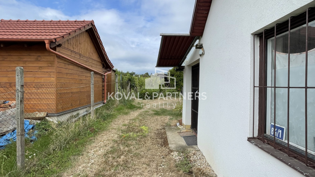 Chatka so záhradou a vinicou - Vráble v časti Horný Dúšnik