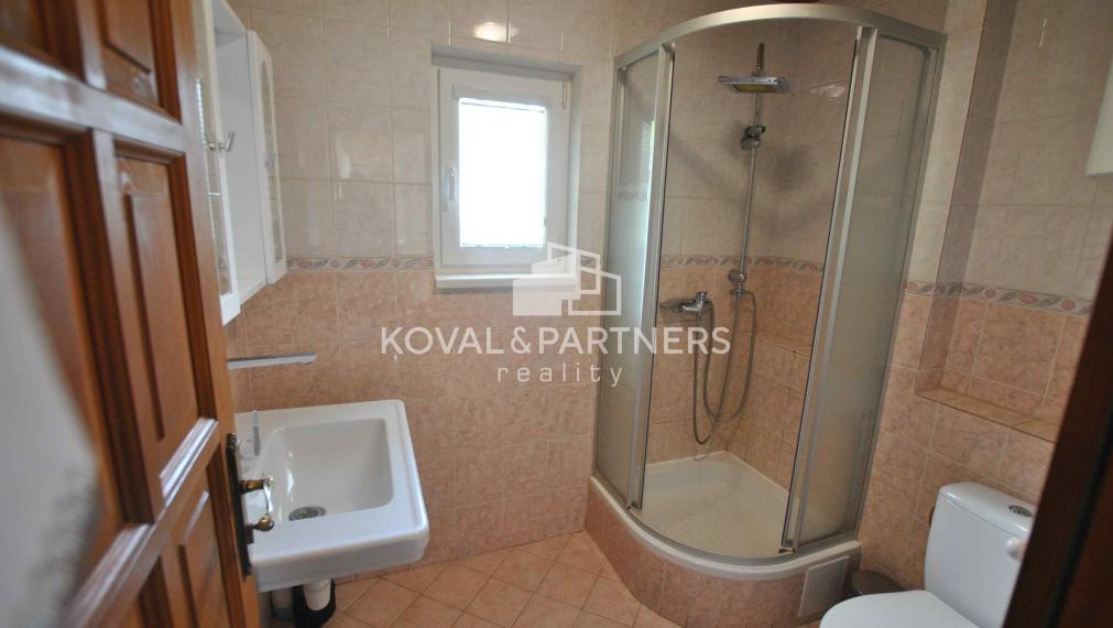 Koval & partners ponúka exkluzívne na predaj rodinný dom v obci Uhliská