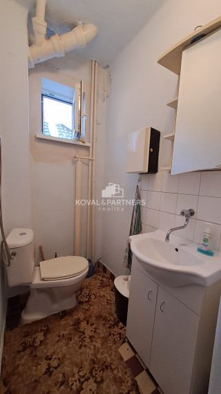 Na prenájom poschodová budova, Zlaté Moravce, časť Ďatelinisko