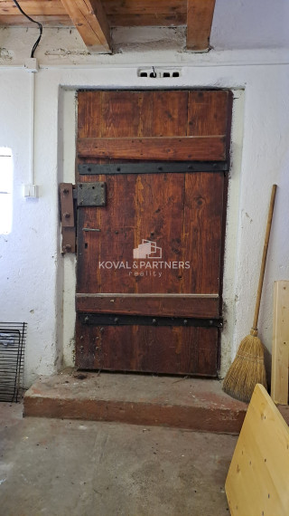 Vinica s viničnou chatkou v obci Jelenec, okres Nitra