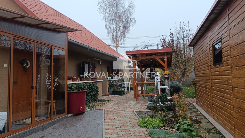 Dva rodinné domy - Cabaj-Čápor - Nitra