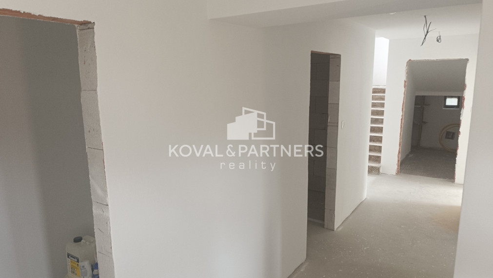 4-izbový poschodový rodinný dom na veľkorysom pozemku - Čeľadice