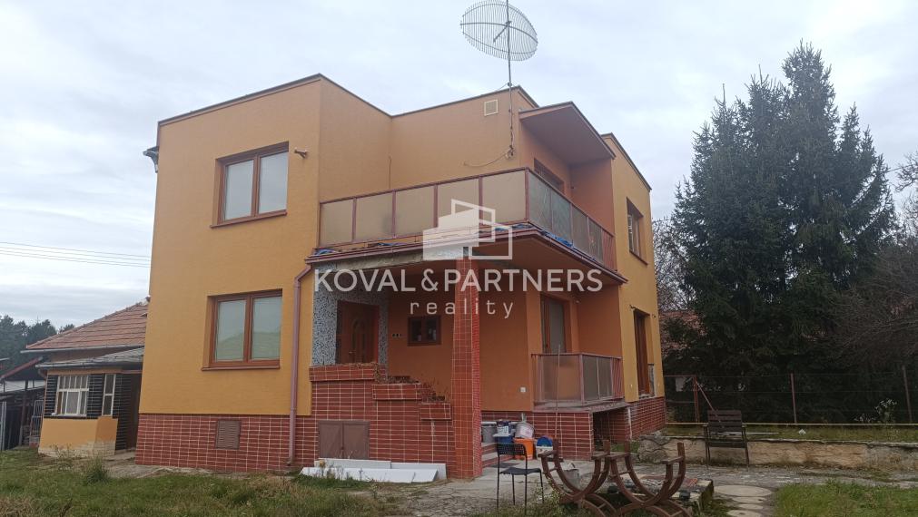 4-izbový poschodový rodinný dom na veľkorysom pozemku - Čeľadice