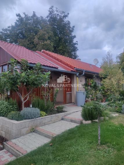 Dva rodinné domy - Cabaj-Čápor - Nitra