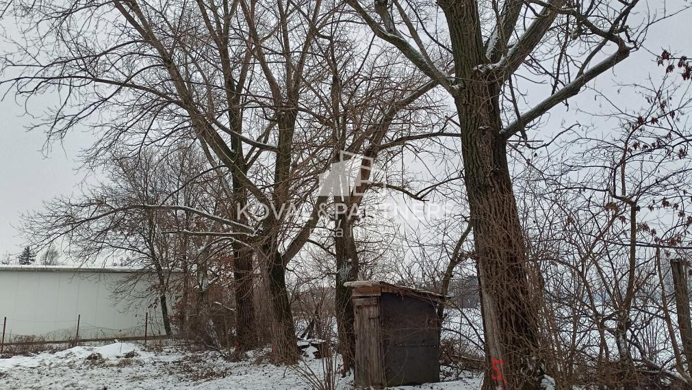 Stavebný pozemok 1616 m2 - Trnovec nad Váhom