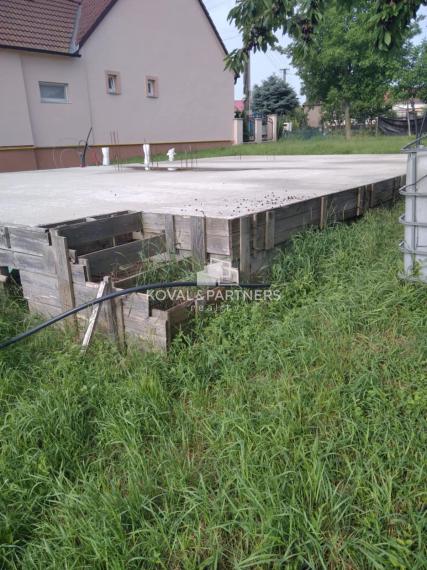 Stavebný pozemok so základovou doskou v obci Majcichov