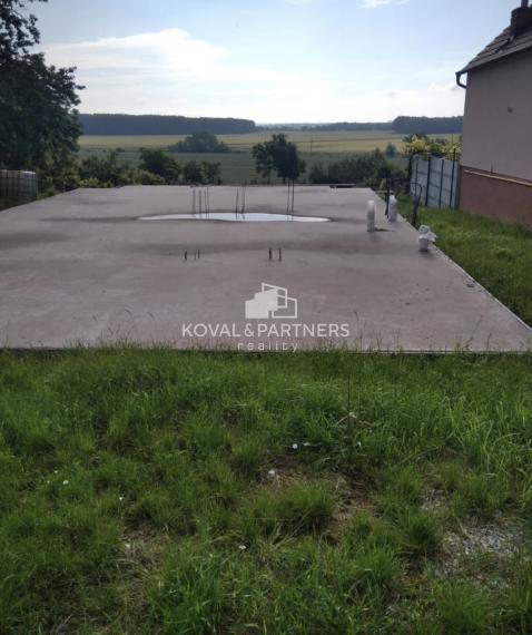 Stavebný pozemok so základovou doskou v obci Majcichov